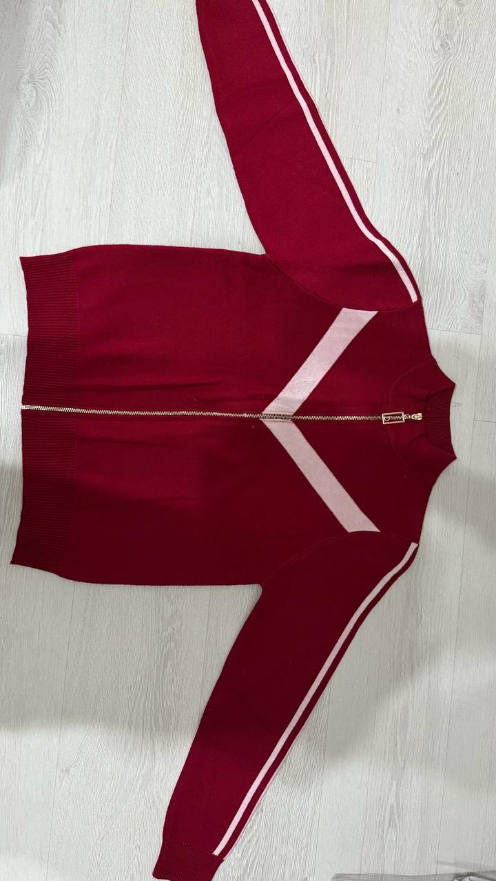 Красный спортивный костюм