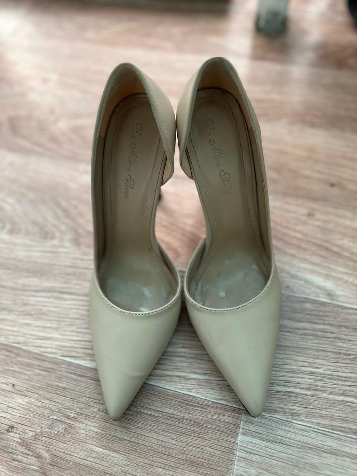 Туфли бежевые на высоком каблуке размер 37