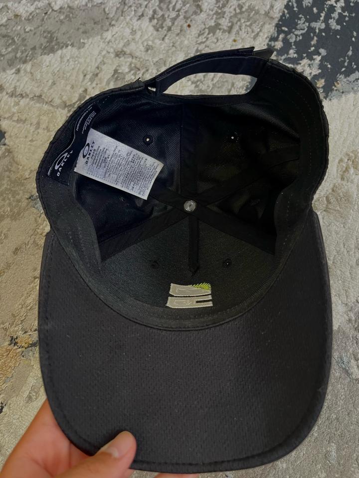 Oakley cap