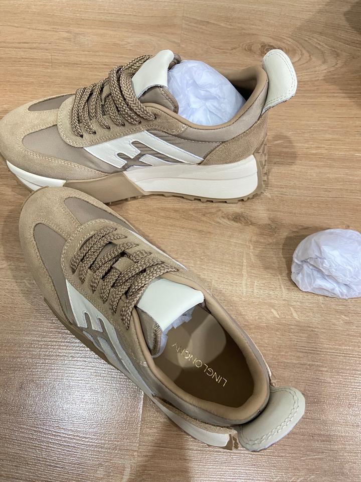 Красивые кроссовки в бежевом тоне