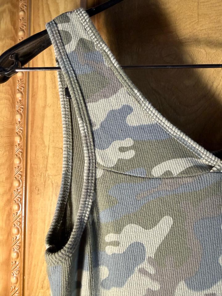 Платье в стиле casual с камуфляжным принтом