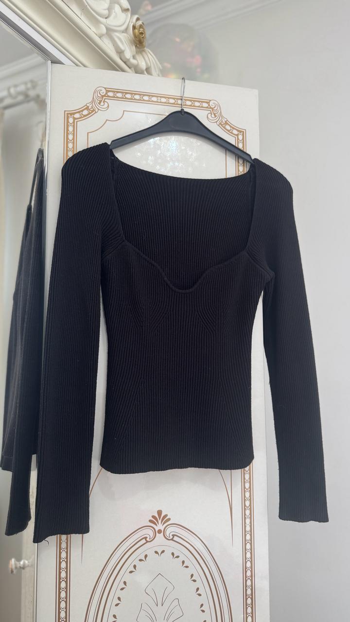 Черный лонгслив с фигурным вырезом