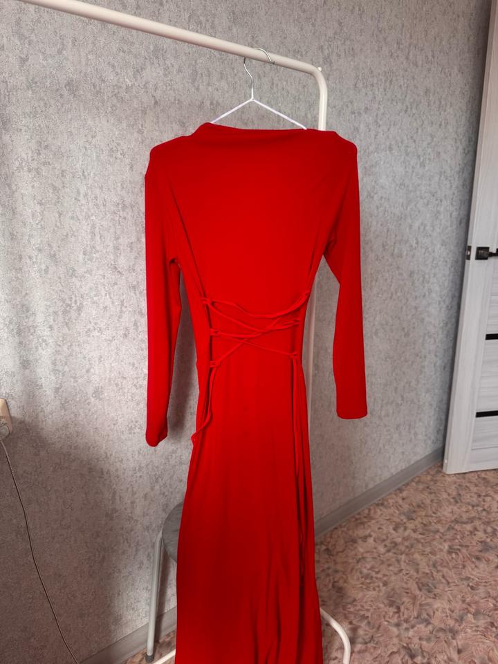 Красное платье