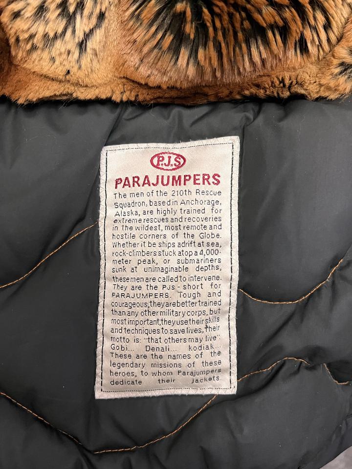 Куртка зимняя женская черная Parajumpers