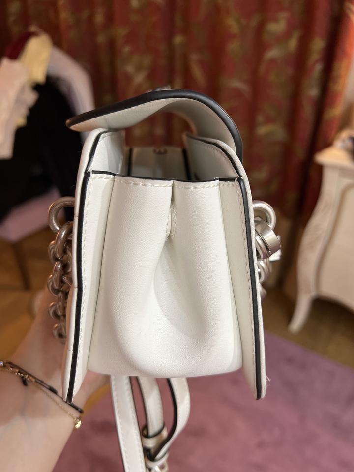 Белая сумка Charles & Keith