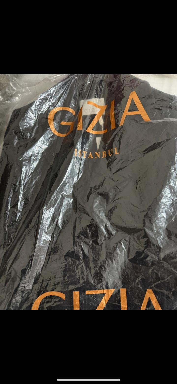 черное пальто из кашемира от премиального бренда Gizia