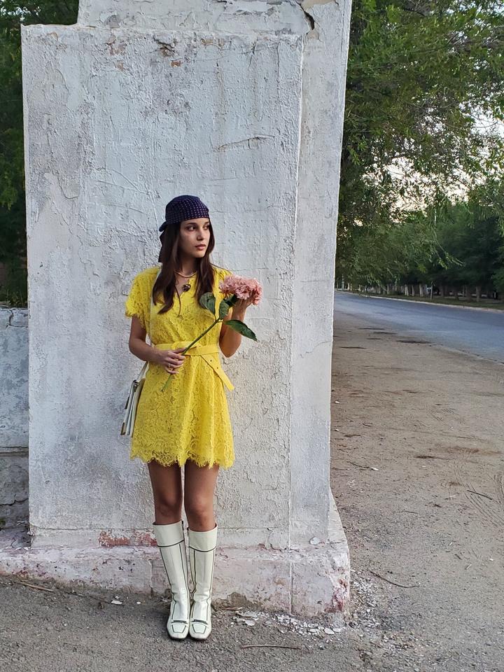 Нежное желтое кружевное платье