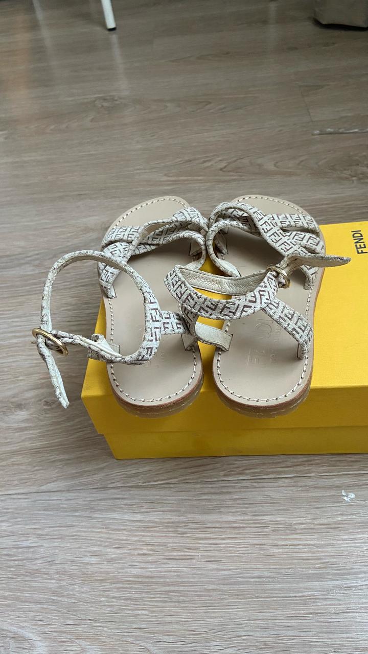 Сандалии Fendi