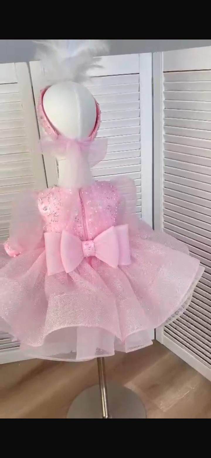 Розовое платье