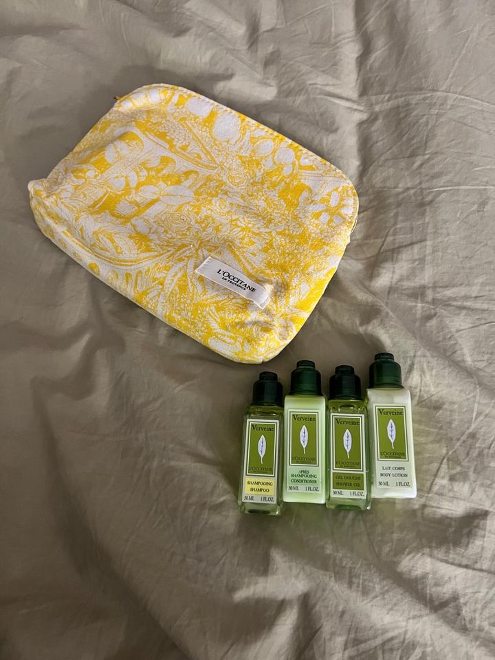 Набор с косметичкой Loccitane