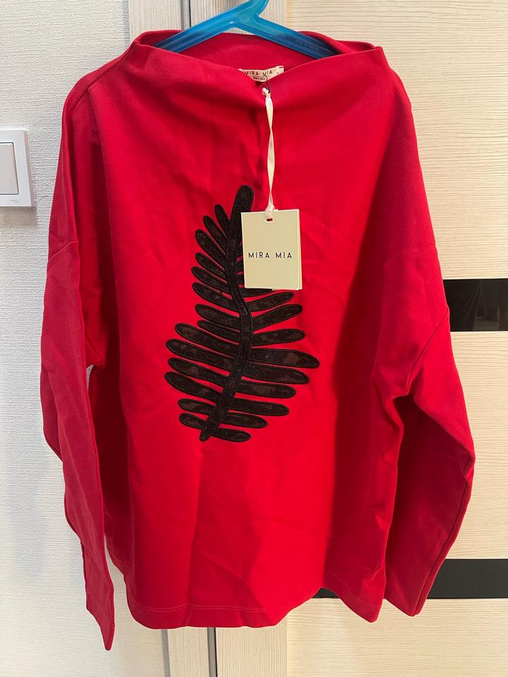 Кофта с лепестком