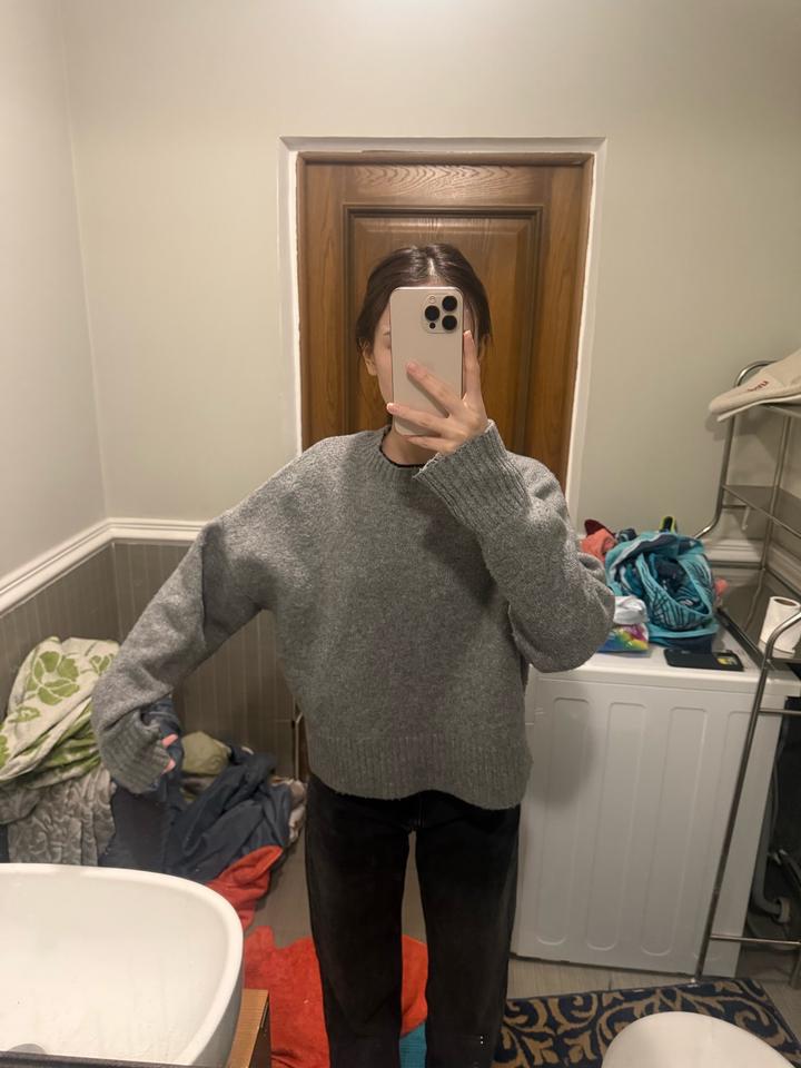 серый свитшот Bershka