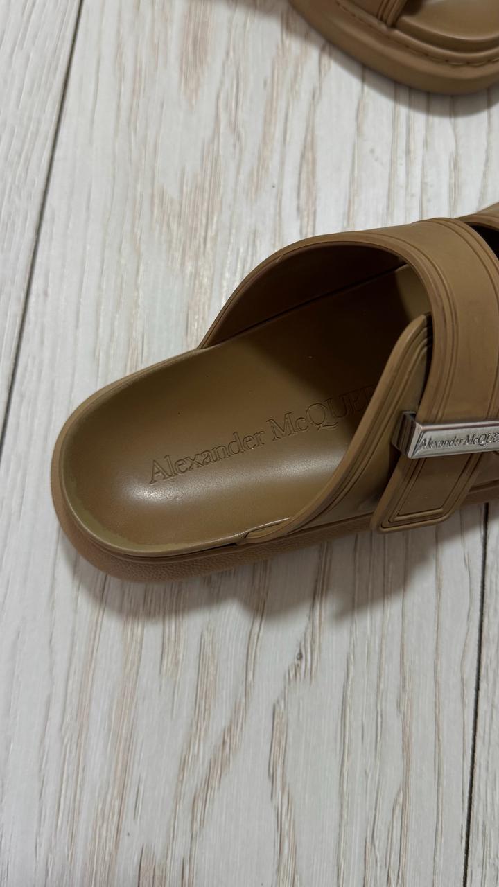 Женские шлепанцы Alexander McQueen