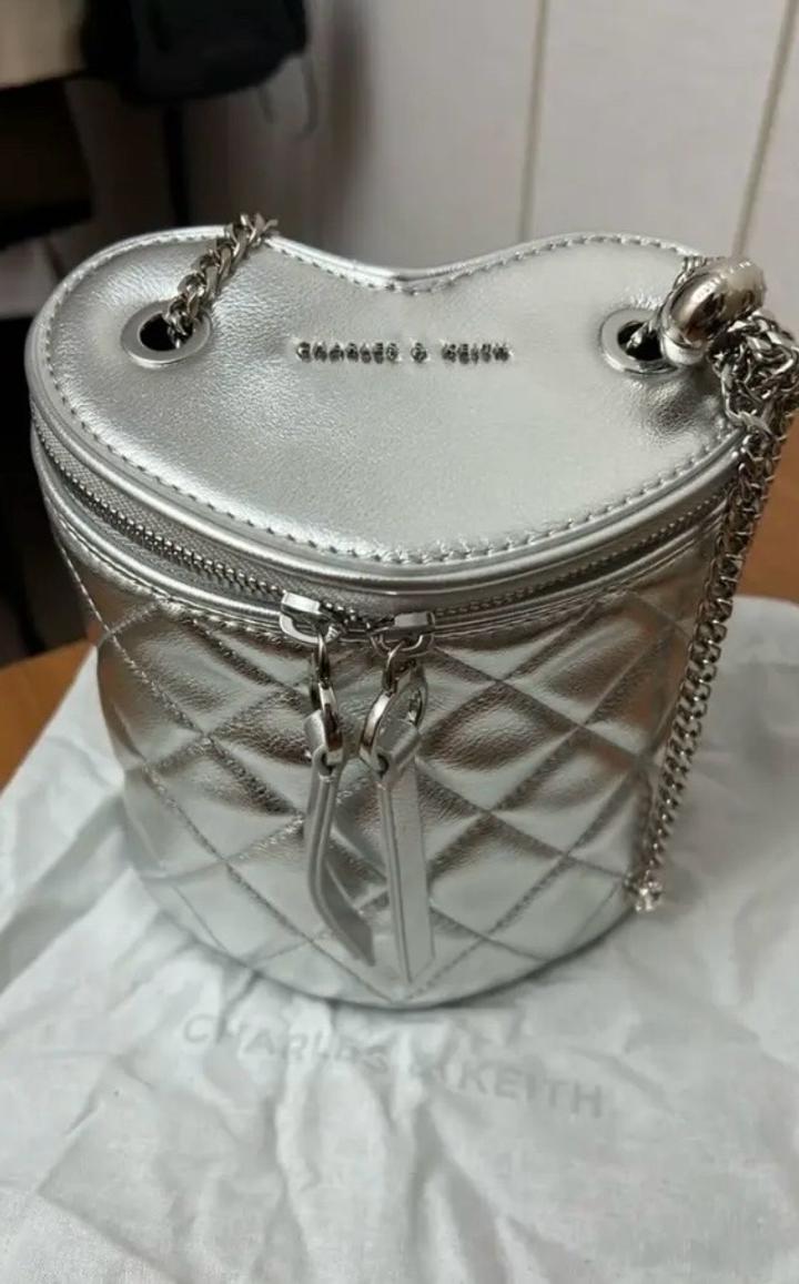 Продам сумку Charles Keith