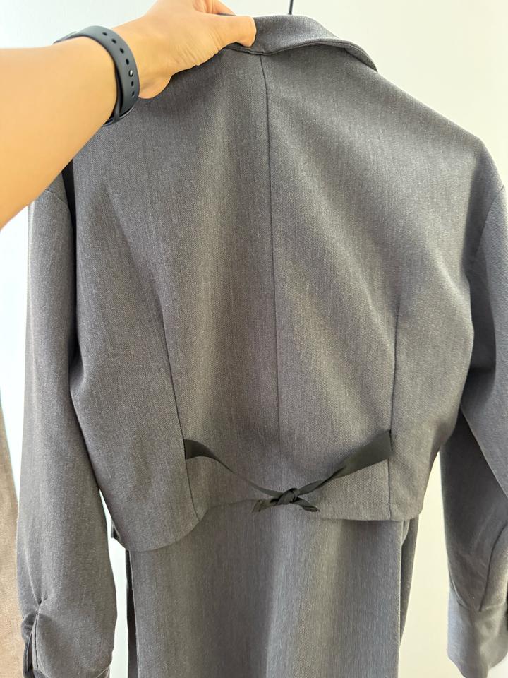 Серый брючный костюм