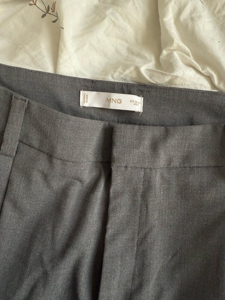 Брюки серые Mango