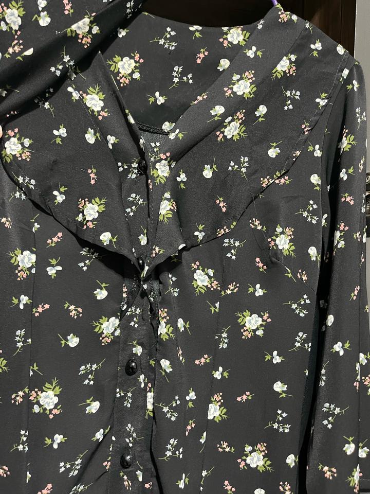 черное платье с цветочками