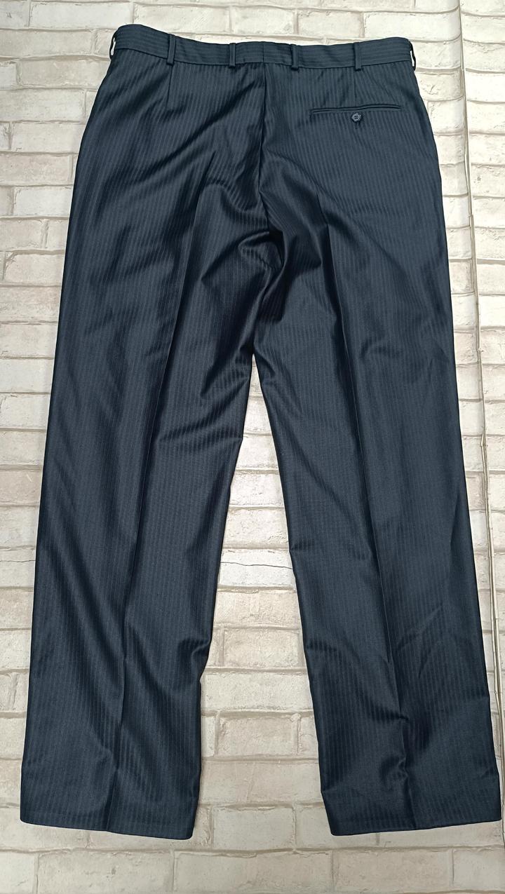 Мужской серый костюм в полоску