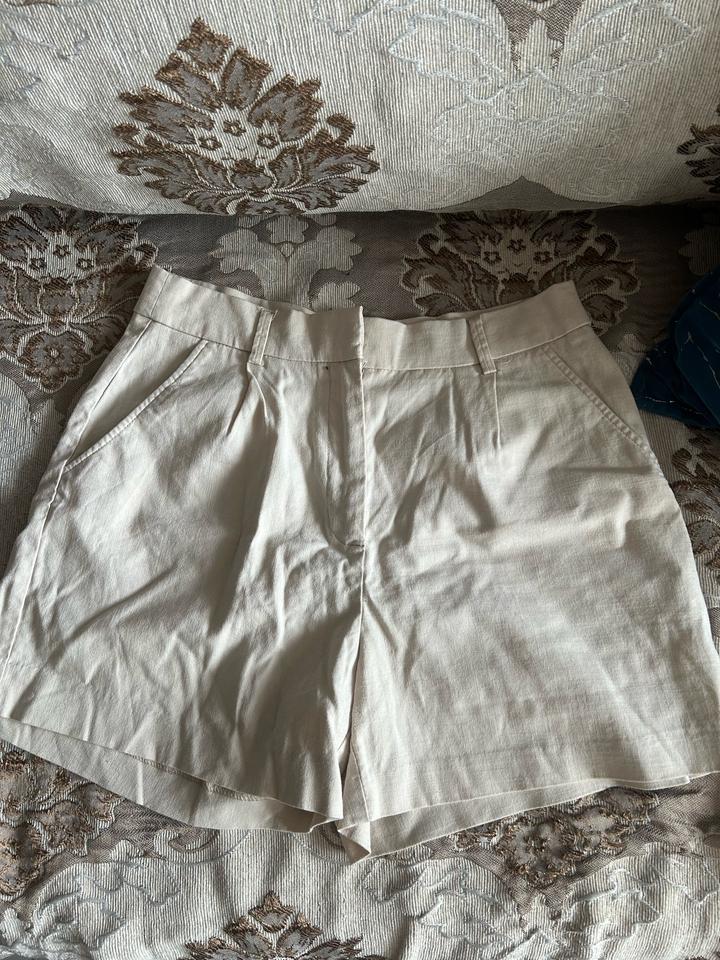 бежевые шорты