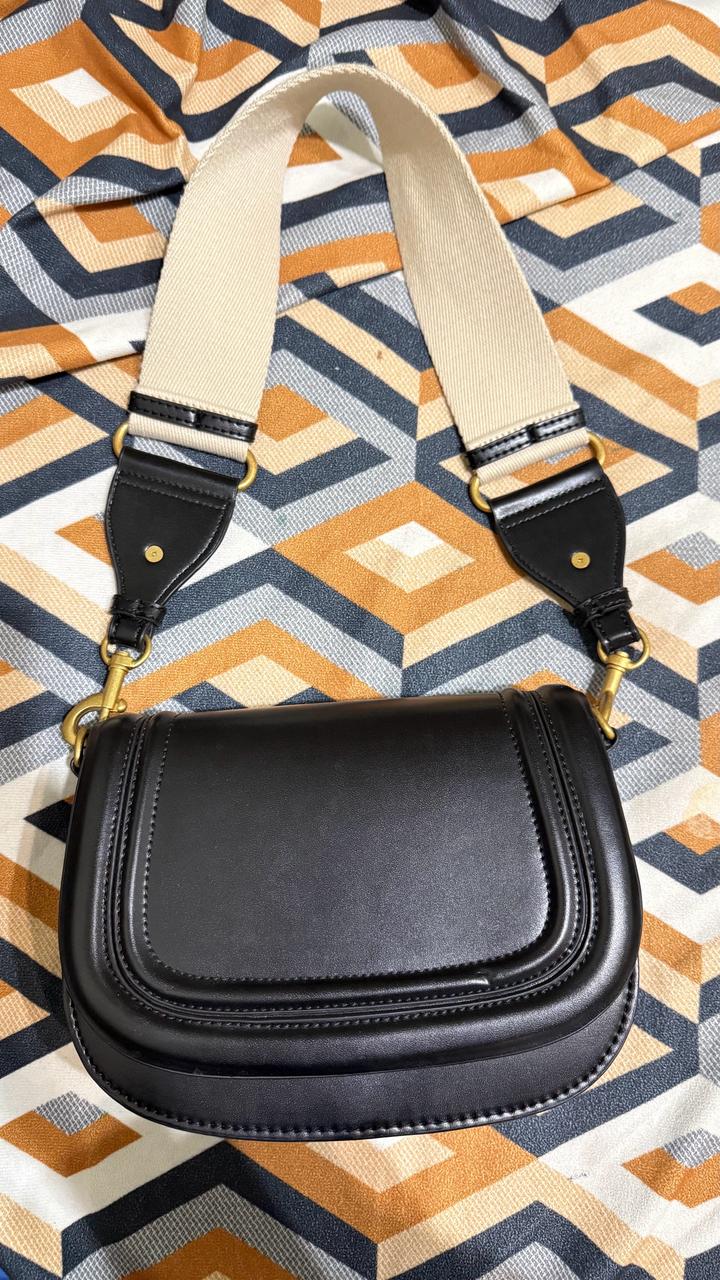 Стильная черная сумка-седло (Saddle Bag) с широким ремнем. Тренд 2026