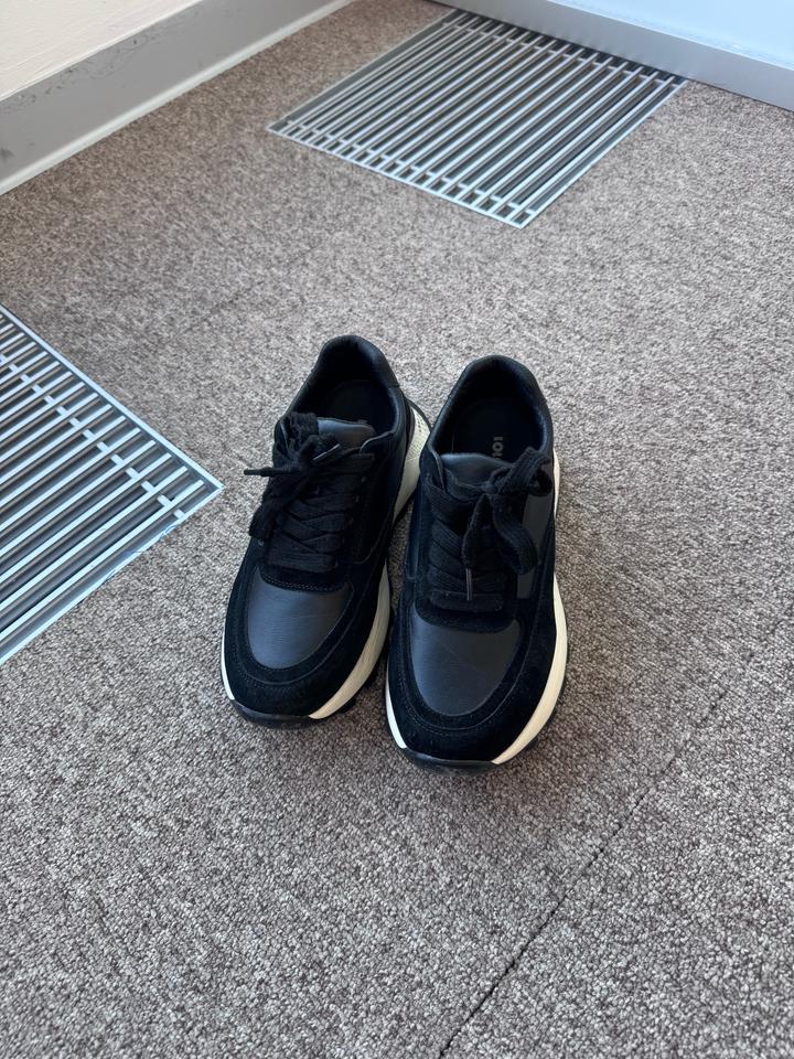 Кожаные кроссовки