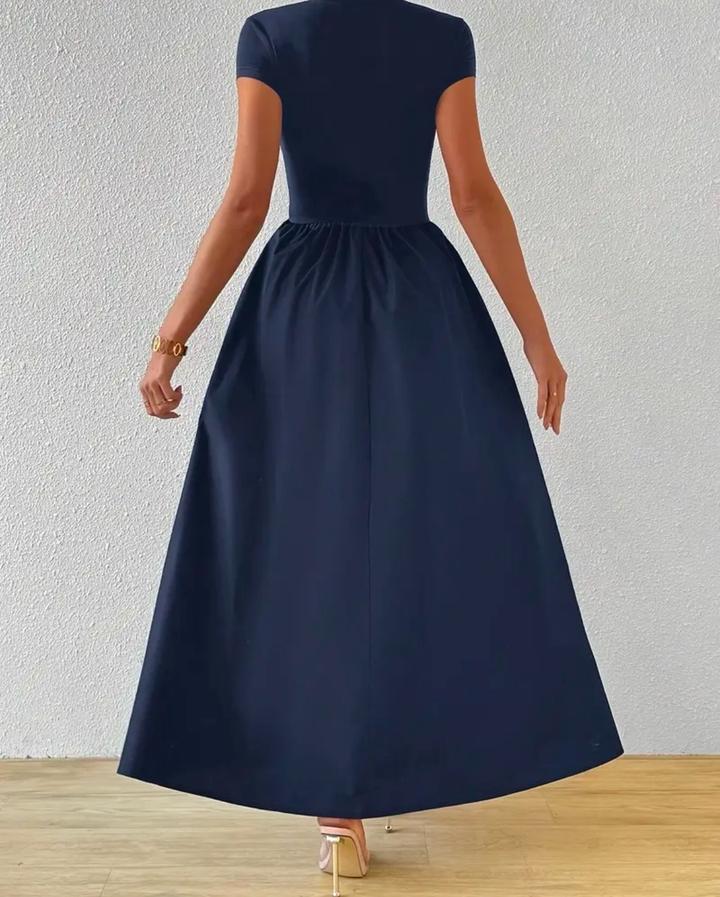 Тёмно синее платье с карманами.