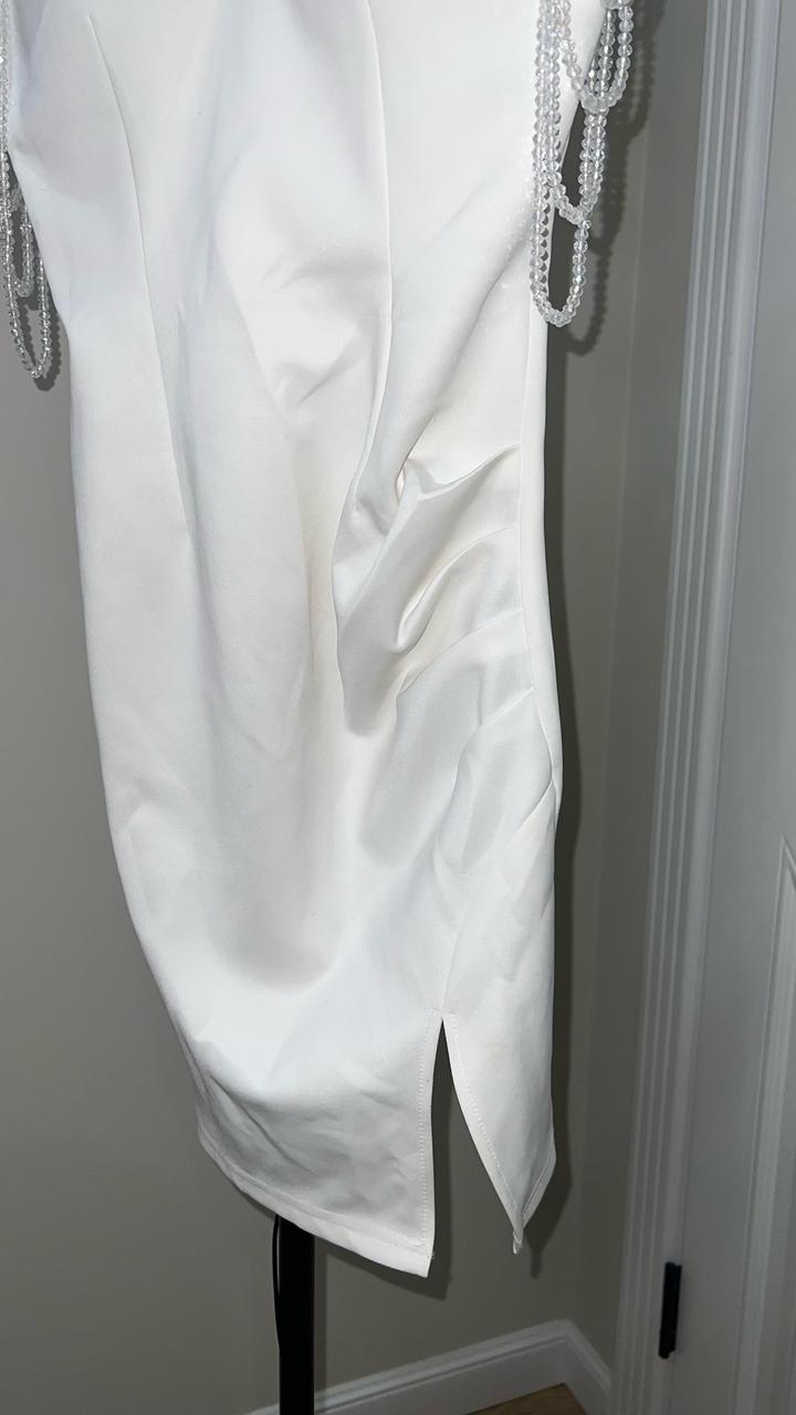 Белое платье с камнями