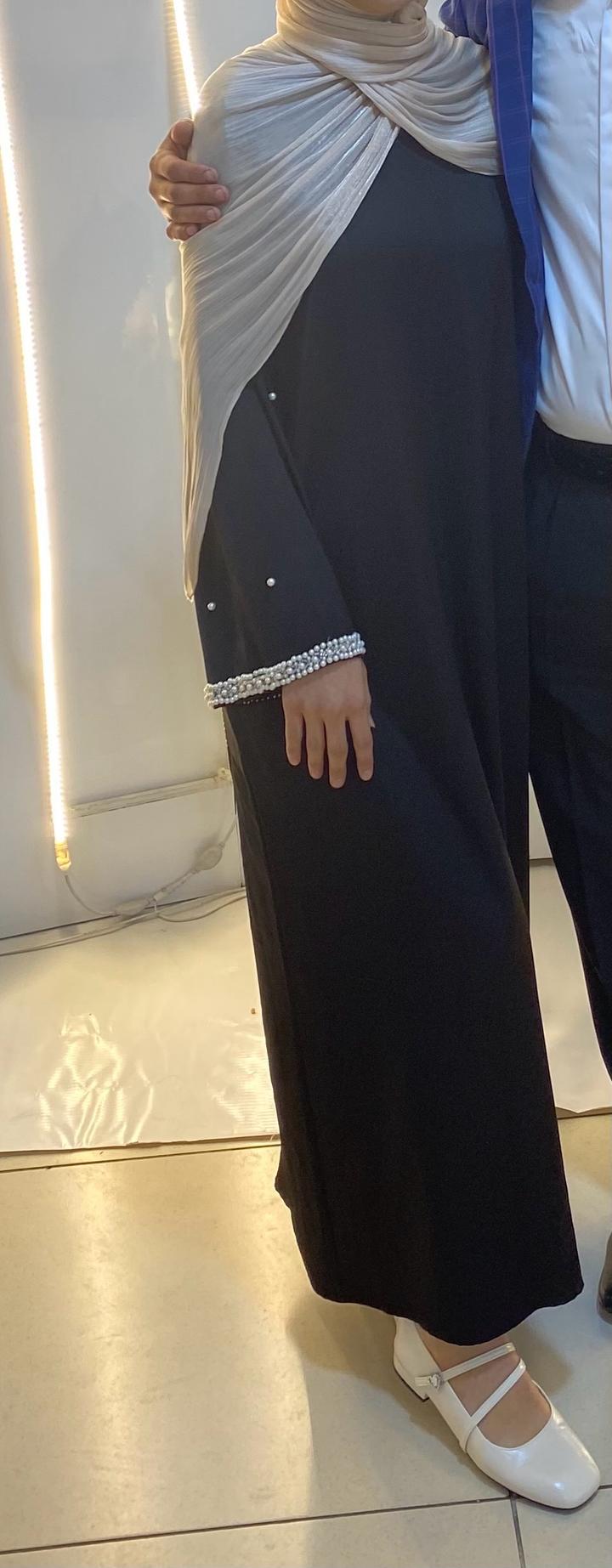 Черное атласное платье.