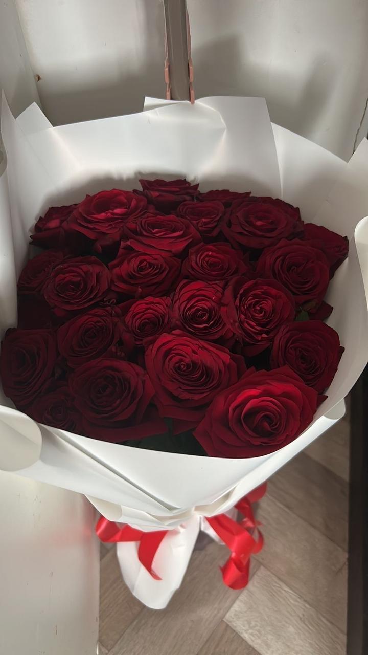 Готовый свежий букет из 25 Голландских роз
