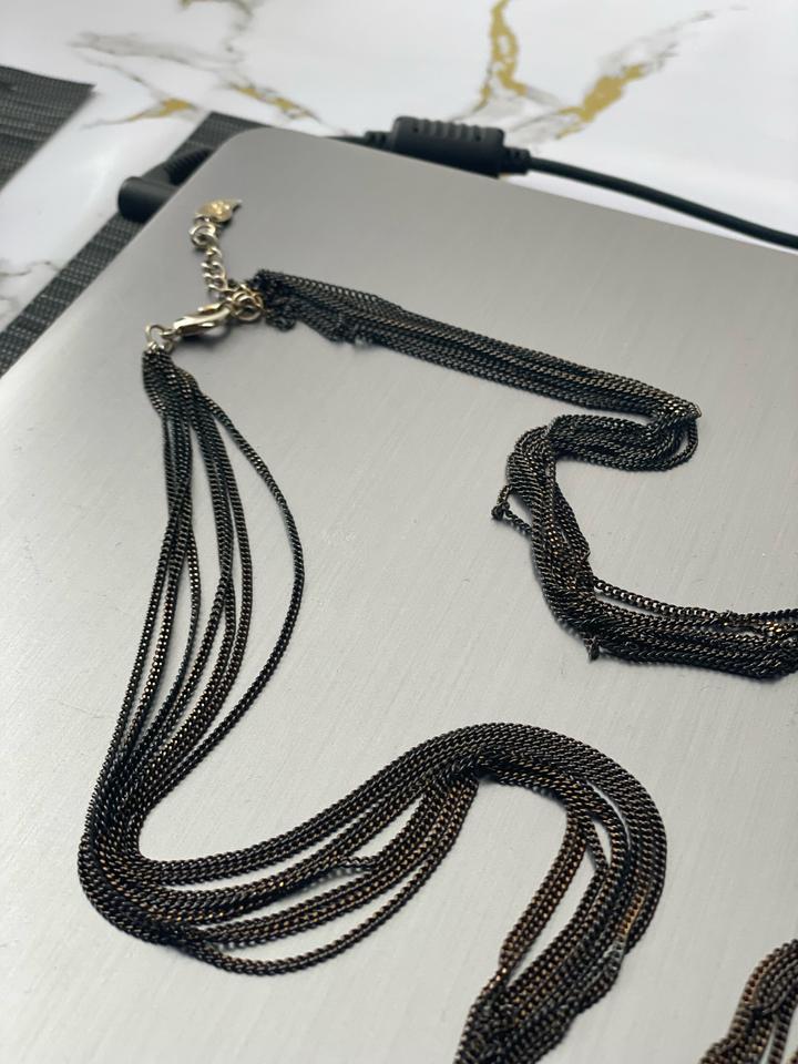 Колье украшение на шею из цепочек черное с золотым отливом