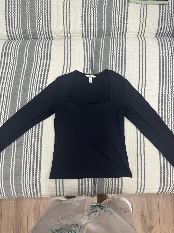 черный лонгслив H&M
