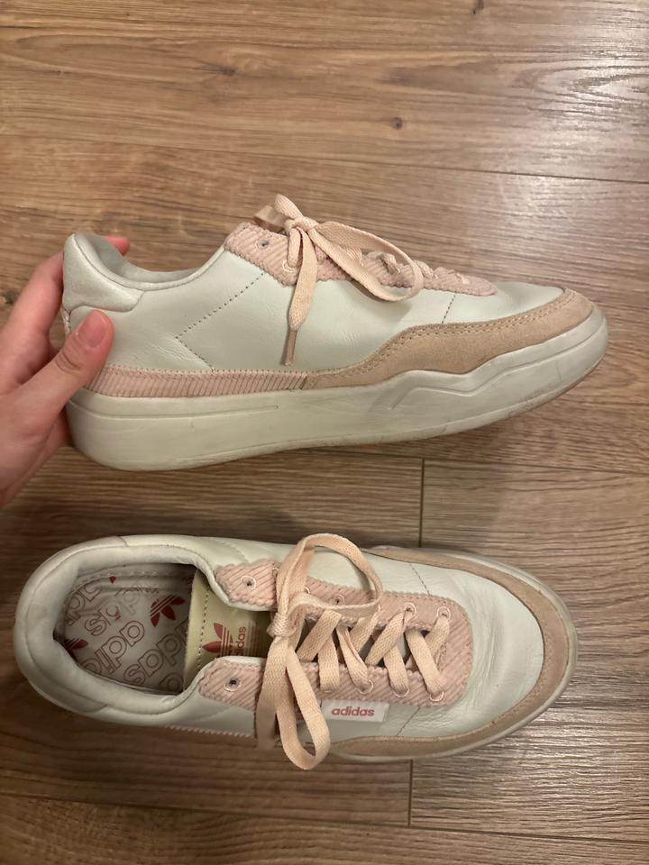 Бежевые кроссовки adidas