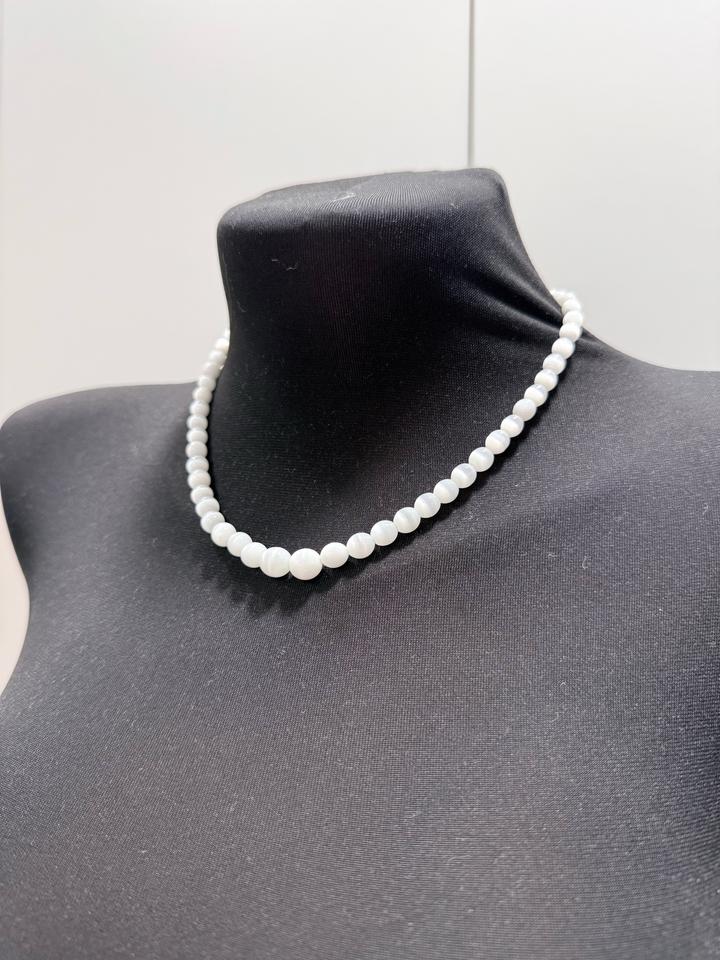 Бусы из белого кошачьего глаза