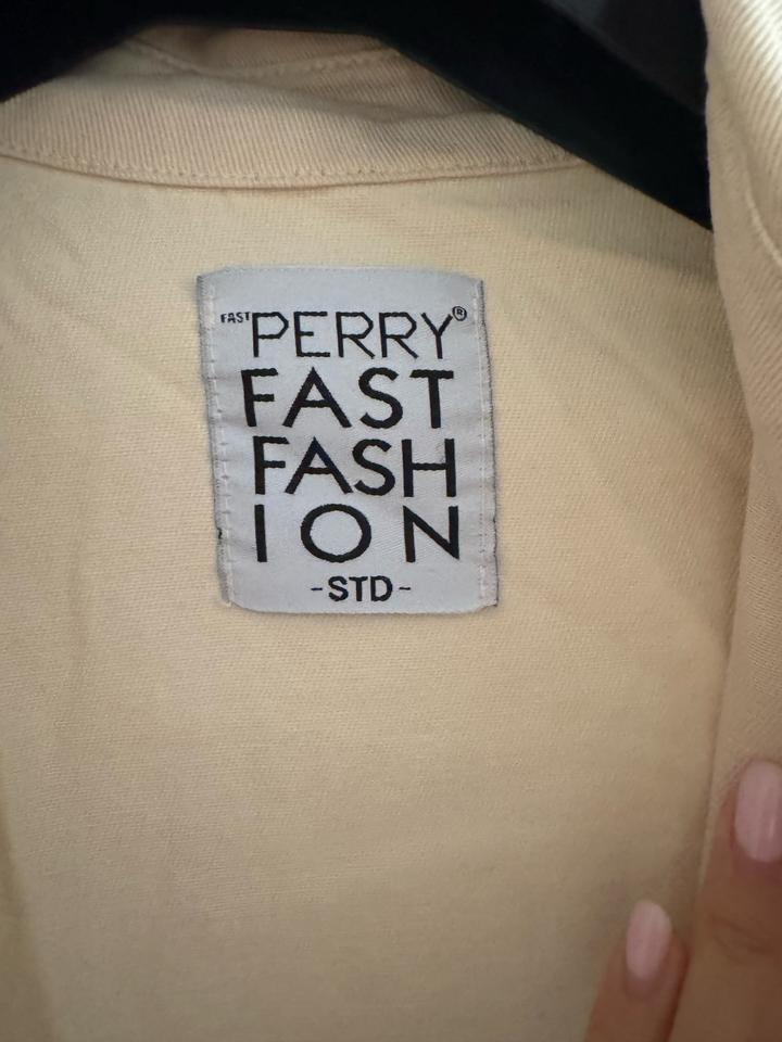 Бежевая джинсовая рубашка-куртка от Perry Fast Fashion