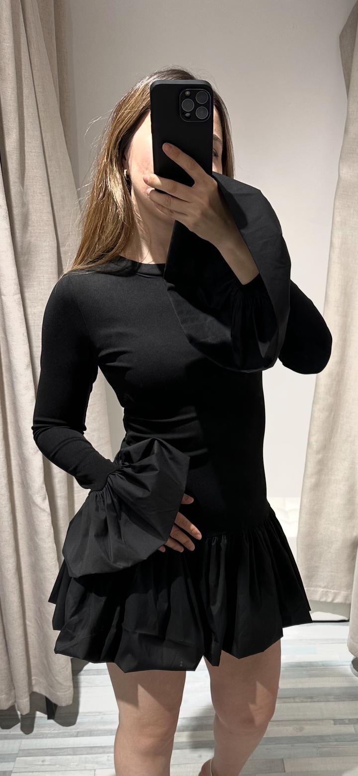 Платье с расклешенными манжетами