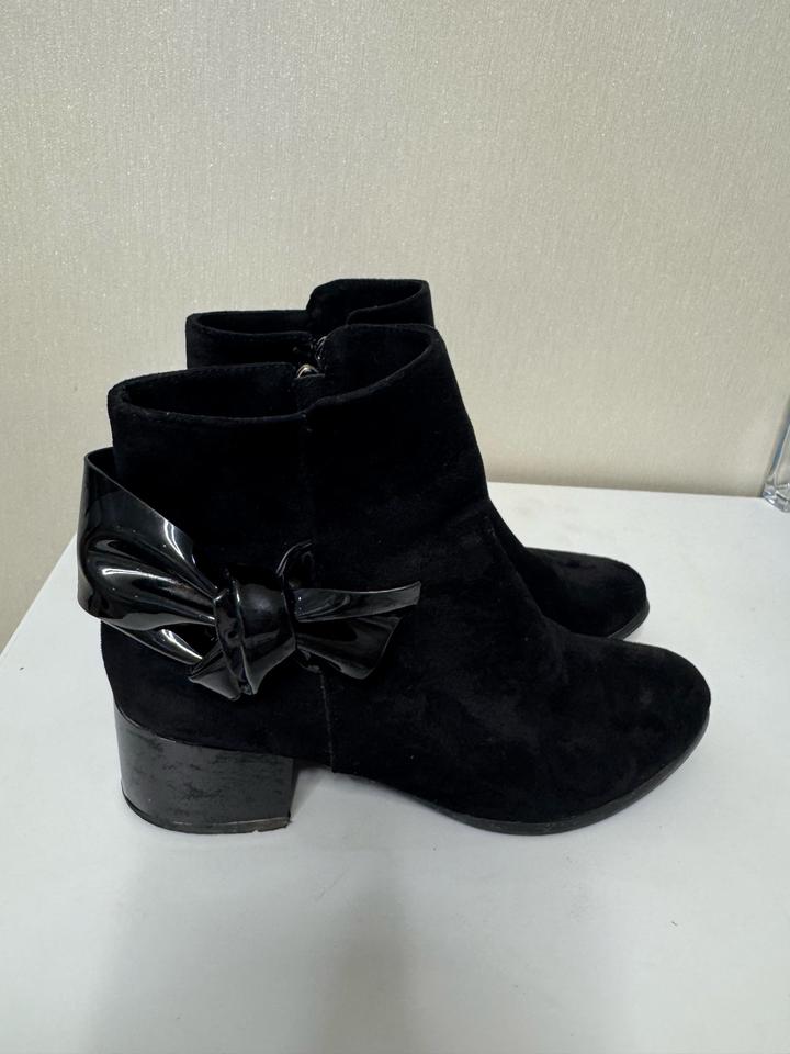 Замшевая ботинка на устойчивом каблуке