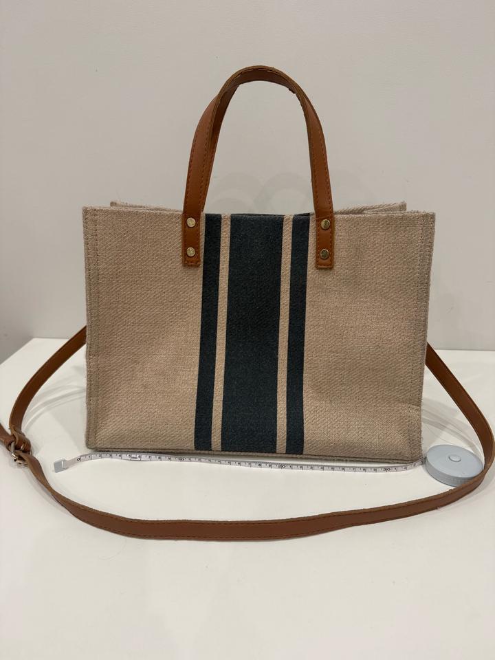 Удобная сумочка с длинным ремешком