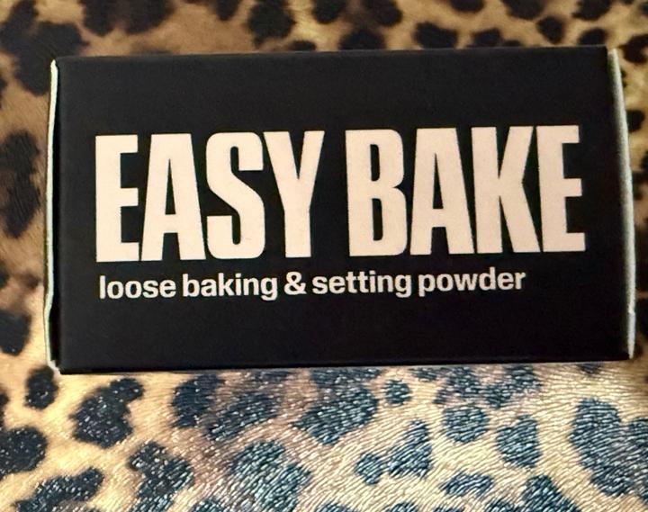 Huda Beauty Easy Bake Loose Baking & Setting Powder в оттенке Cherry Blossom Cak