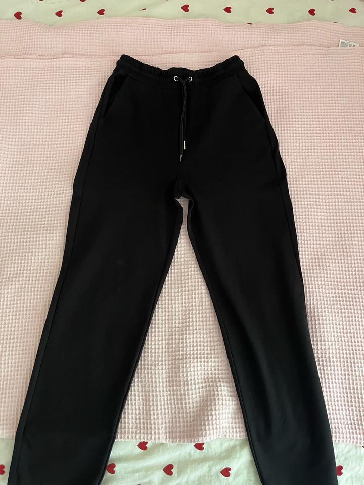 черные трикотажные брюки Stradivarius