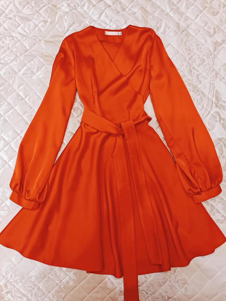 Потрясающее платье на запа́х в благородном красно-оранжевом цвете из шёлка🔥