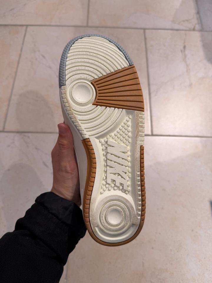 Женские кроссовки Nike