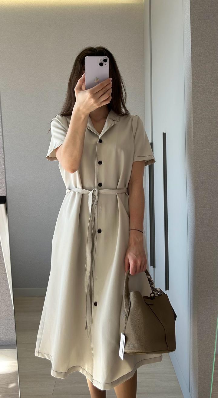 Бежевое платье с черной строчкой