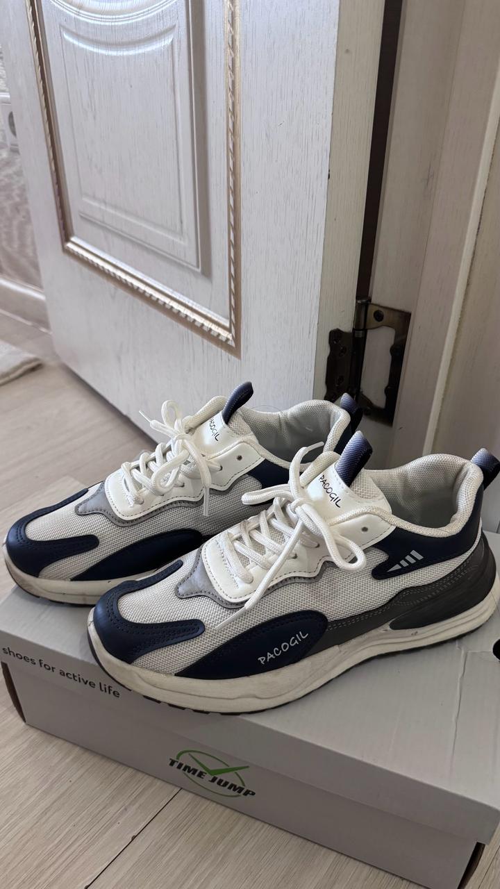 Белые кроссовки