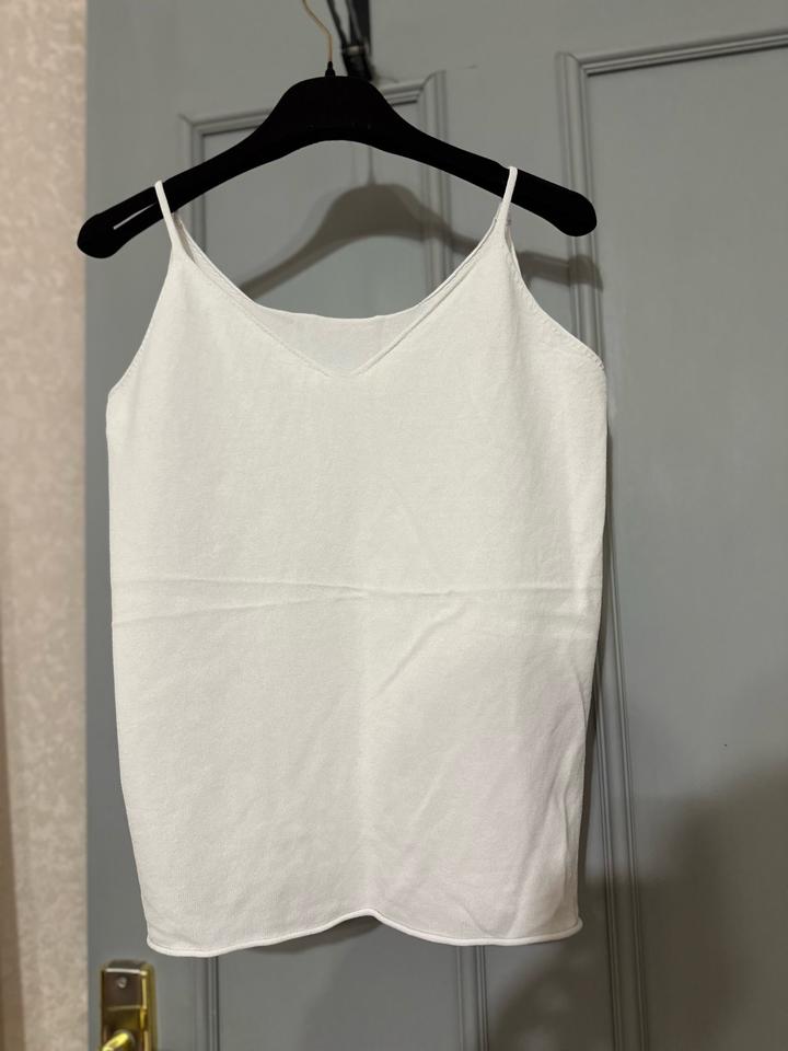 Базовый белый топ на тонких бретелях 🤍