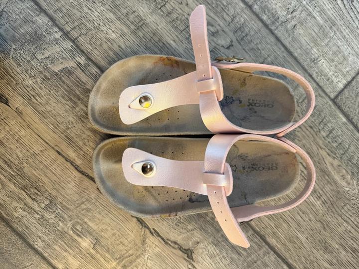 Розовые сандалии