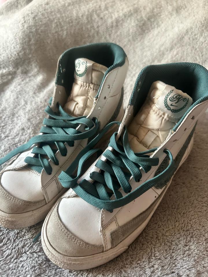 Кроссовки Nike белые с мятно-зелёными вставками