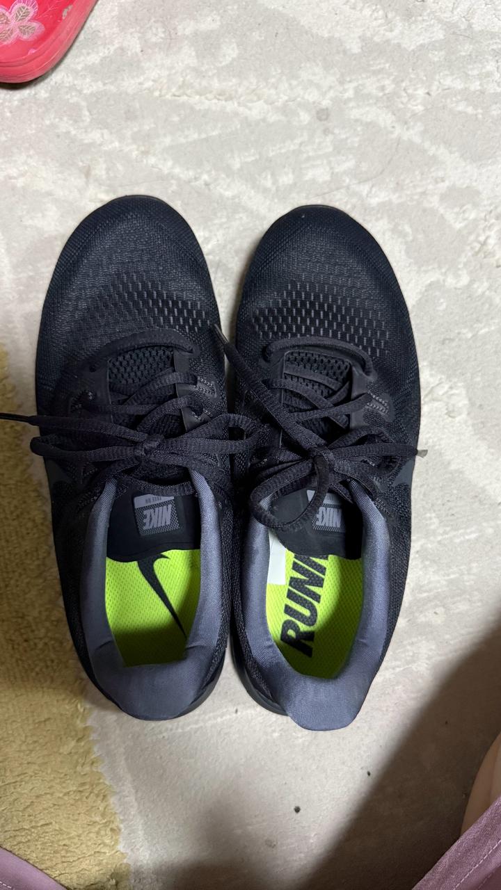 EUC Nike Women US 8 Free RN Black Training Running Shoes Sneakers