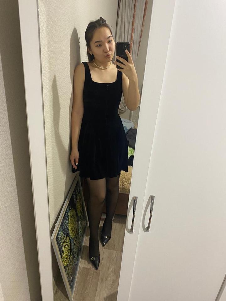 Велюровая черная платье