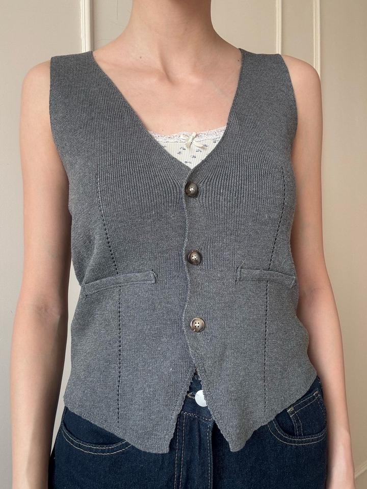 Серый трикотажный жилет в костюмном стиле