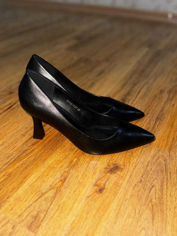 Черные туфли на каблуке